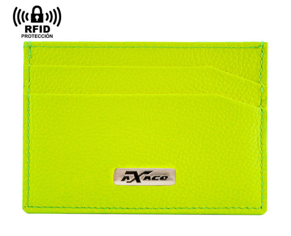 Tarjetero de color flúor hecho en piel de ubrique por expertos artesanos. Bloqueo RFID incorporado para proteger las tarjetas.